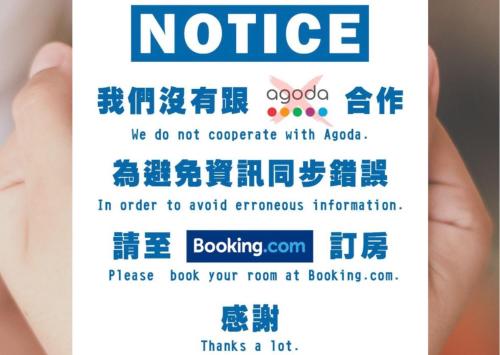 a person holding a notice sign in a hand at Bei Yue B&B in Luodong