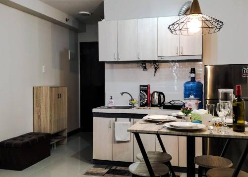 Η κουζίνα ή μικρή κουζίνα στο Spacious Minimalist Condo