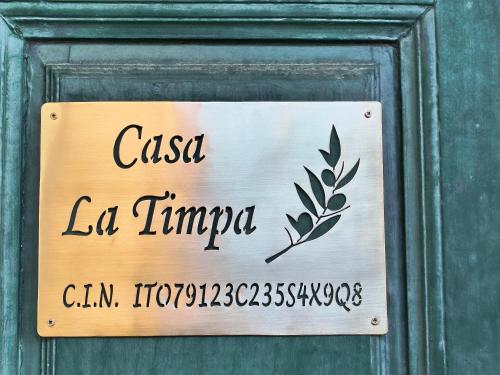 a sign on the door of a green door at La Timpa house in Satriano