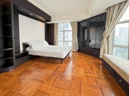 ジャカルタにあるLarge & Luxury Menteng Executive Apt 3BR with Pool, Gym Wi-Fi by 2ndHomeのベッドルーム1室(ベッド2台付)が備わります。