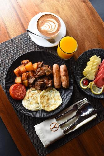 un plato de desayuno con una taza de café en Yushili Hotel Kampala, en Kampala