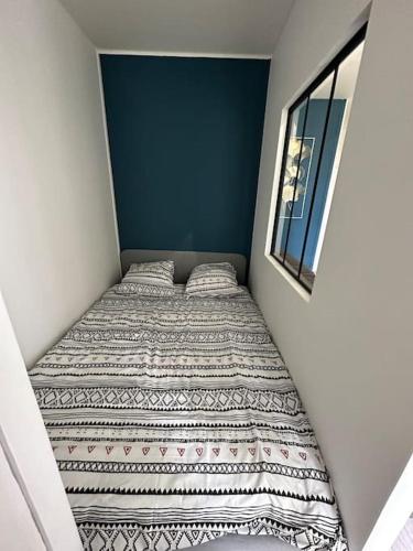- une petite chambre avec 2 lits dans l'établissement Studio calme proche de Lyon avec parking privé, à La Mulatière