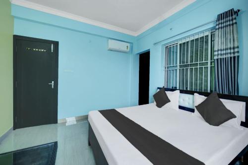 Ένα ή περισσότερα κρεβάτια σε δωμάτιο στο HOTEL STAR INN -Travel Like Local