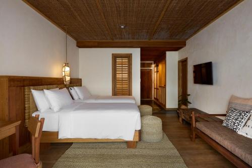 Ein Bett oder Betten in einem Zimmer der Unterkunft Vignette Collection Dinso Resort & Villas Ko Chang by IHG