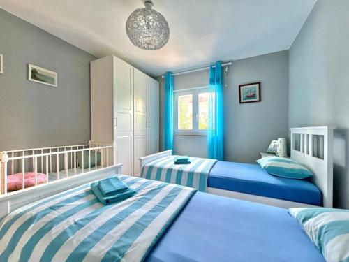 Postel nebo postele na pokoji v ubytování Apartment Didi with private garden, close to the Krk center