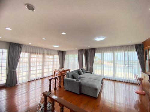 Ruang duduk di At home Sriracha Sea view