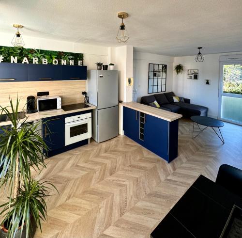 une cuisine avec un réfrigérateur et un salon dans l'établissement Narb'home, Cosy , Parking, Balcon, à Narbonne