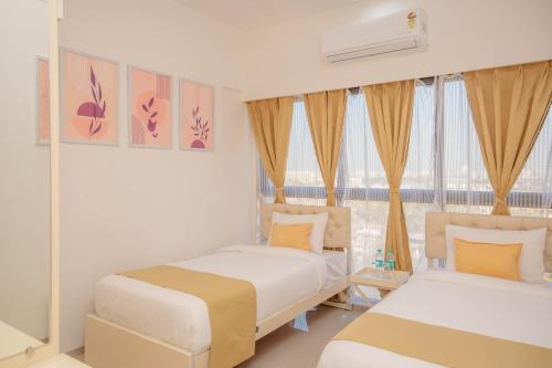 ムンバイにあるZ Bliss Suites, BKCのベッド2台と窓のある寝室