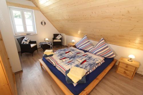 een slaapkamer met een bed in een houten hut bij Ferienhaus Meerjungfrau in Altefähr