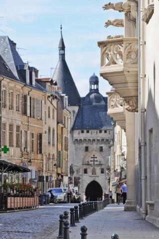 une rue de la ville avec un bâtiment en arrière-plan dans l'établissement Appartement Hotel du Chastenoy - Vieille ville Stanislas, à Nancy