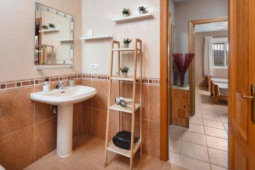 Canillas de AceitunoにあるVilla Marylouの洗面台と鏡のあるバスルーム