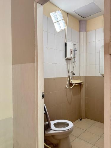 a bathroom with a toilet and a light at Rang Noknoy Resort at Kohlarn in Ko Larn