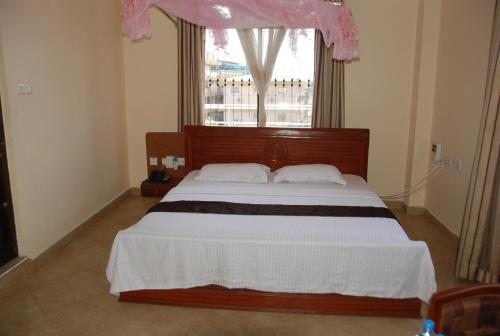 Ένα ή περισσότερα κρεβάτια σε δωμάτιο στο Silver Paradise Hotel