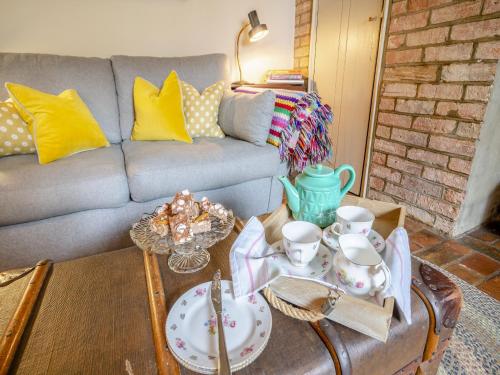 un salon avec un canapé et une table basse dans l'établissement Uk44006 - Secret Cottage, à Kimbolton