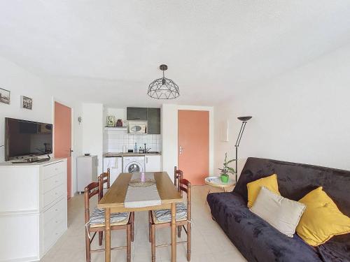 un salon avec un canapé et une table dans l'établissement S-Lac 03-Soutons Appartement 4 personnes dans résidence au bord du lac marin, à Soustons