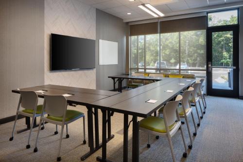 a conference room with a long table and chairs at SpringHill Suites by Marriott Bowling Green in Bowling Green