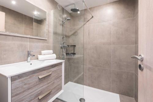 une salle de bain avec douche et lavabo dans l'établissement Beautiful flat with balcony - 200m from the beach, à Antibes
