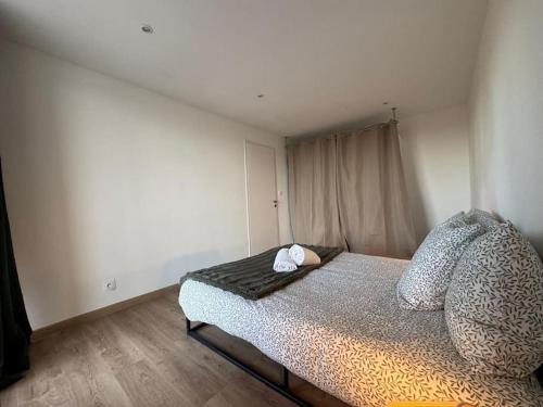 une chambre avec un lit dans une pièce dans l'établissement Le Castillet chic, à Perpignan