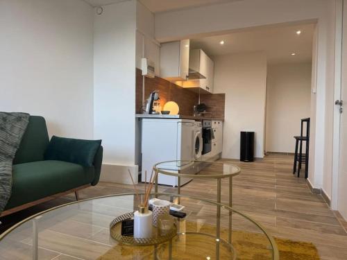 un salon avec un canapé et une table en verre dans l'établissement Le Castillet chic, à Perpignan