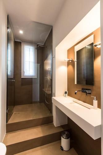 une salle de bain avec douche et lavabo dans l'établissement Cannes Croisette Loft, à Cannes