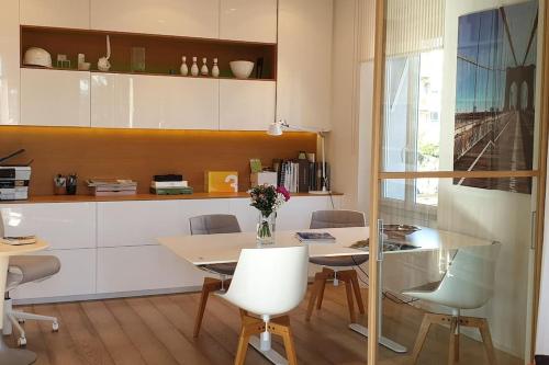 une salle à manger avec une table et des chaises et une cuisine dans l'établissement Cannes Croisette Loft, à Cannes