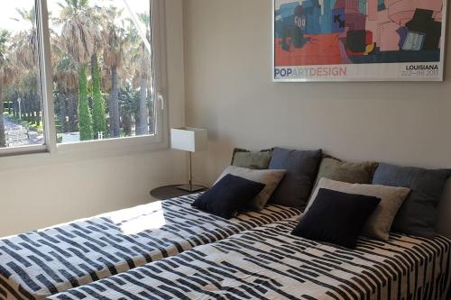 une chambre avec un lit et une fenêtre dans l'établissement Cannes Croisette Loft, à Cannes