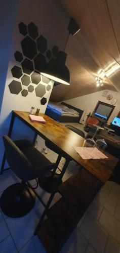 a room with a desk with a chair and a computer at 1 Zi DG-Apartment in Bad Friedrichshall-Jagstfeld in Bad Friedrichshall