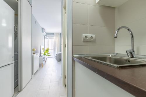 トレモリノスにあるTorremolinos Dream Sea Viewsのキッチン(ステンレス製のシンク付)、廊下
