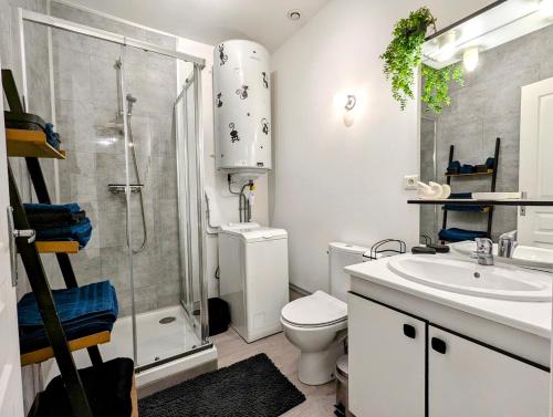 une salle de bain avec une douche, des toilettes et un lavabo dans l'établissement Les Mimosas, à Gargenville
