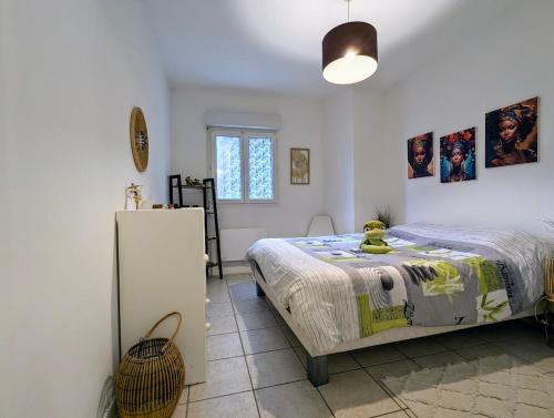 - une chambre avec un lit et un réfrigérateur dans l'établissement Les Mimosas, à Gargenville