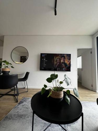 Una televisión o centro de entretenimiento en 2 or 1 Bed Luxury Flat - George Mountain View with Pool