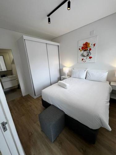 Cama o camas de una habitación en 2 or 1 Bed Luxury Flat - George Mountain View with Pool