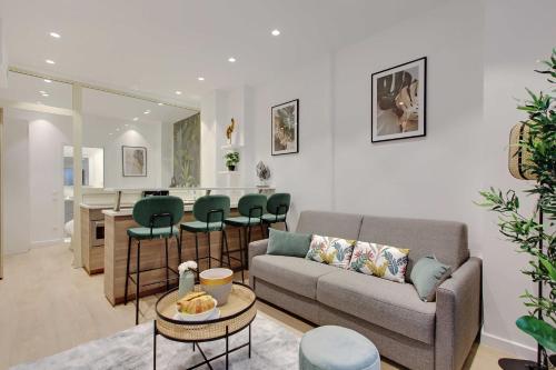 un salon avec un canapé et une table dans l'établissement Elegant 1BR - 4P - Eiffel Tower - Trocadero, à Paris