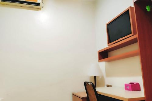 Μια τηλεόραση ή/και κέντρο ψυχαγωγίας στο RedDoorz at Wisma Nadin 2 Bintan Utara