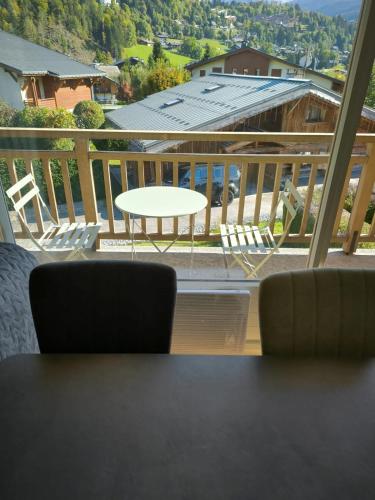 une vue d'un balcon avec une table et des chaises dans l'établissement Apt or chalet near the slopes Megève, à Megève