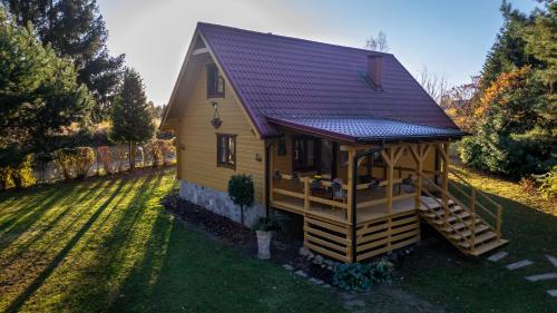 a tiny house with a slide in the yard at Siedlisko Sapunki dom z duszą rybaka na Warmii in Bogdany