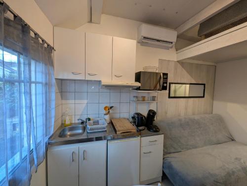 Kuchyň nebo kuchyňský kout v ubytování L'Atelier à 100 m de Tarbes sud
