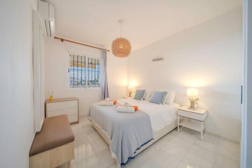 Posteľ alebo postele v izbe v ubytovaní 2 Bed Apartment, Big Terrace, Pool, Views + Beach!
