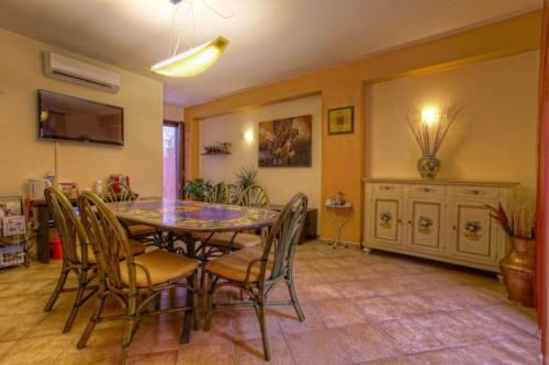 a dining room with a table and chairs at B&B Epos Acitrezza in Acitrezza