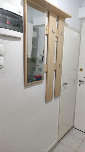 eine Küche mit einem Medizinschrank und einer Tür in der Unterkunft Mini home in Thessaloniki