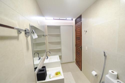 Bilik mandi di Suites Tropical