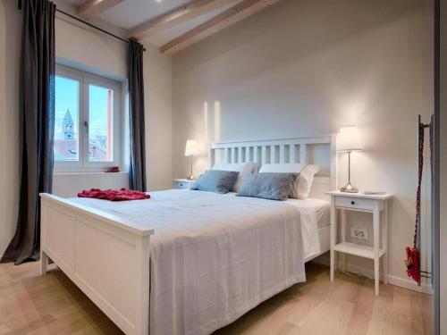 a bedroom with a large white bed with a window at Stylish Holiday Home Vis Center in Vis