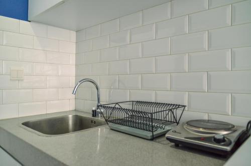 Kuchyň nebo kuchyňský kout v ubytování Nice and Cozy Studio at Paddington Heights Apartment By Travelio