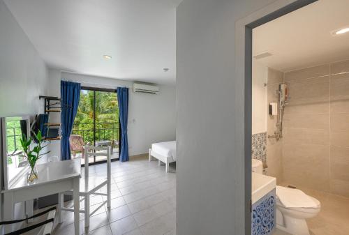 Koupelna v ubytování Maikhao Hotel, Phuket