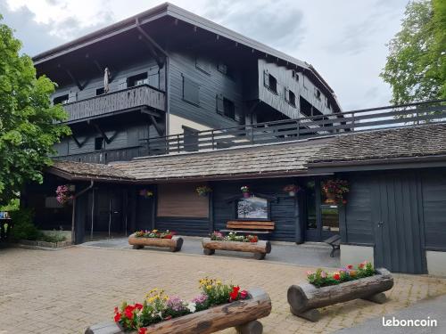 a building with flowers in front of it at Mon petit coin de paradis in Saint-Gervais-les-Bains