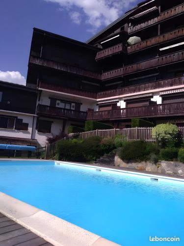 une grande piscine devant un immeuble dans l'établissement Mon petit coin de paradis, à Saint-Gervais-les-Bains