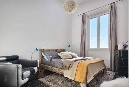 une chambre avec un lit, un canapé et une fenêtre dans l'établissement Luxury holiday rental overlooking Monaco, panoramic views, à Beausoleil