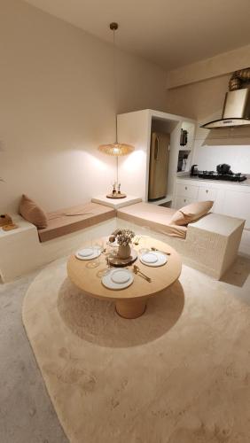 Køkken eller tekøkken på Luxury 2BHK Escape with Hot Tub