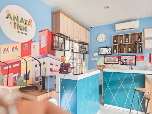 a room with a bar in a restaurant at Urbanview Hotel Anata Inn in Pamanjengang