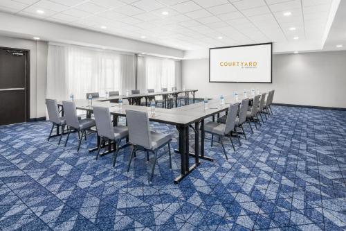 a conference room with a long table and chairs at Courtyard by Marriott Auburn in Auburn